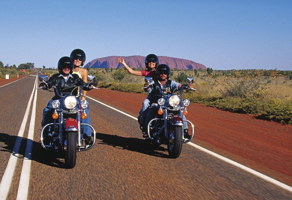 [Translate to Englisch:] Zwei Motorradfahrer im Outback